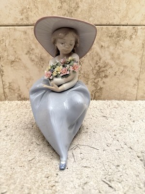 LLADRO FRAGRANT BOUQUET FIGURINE 5862 YOUNG GIRL WEARING BIG HAT HOLDING FLOWERS