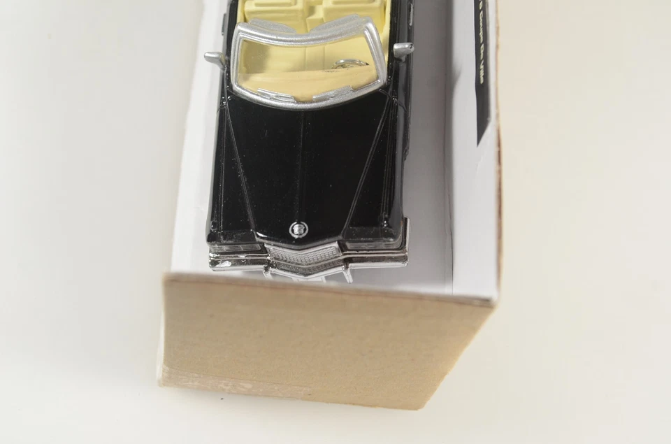 K-Line Kruisers 1/43 1976 Cadillac Coupe De Ville Convertible - K-94894 - Image 4 of 4