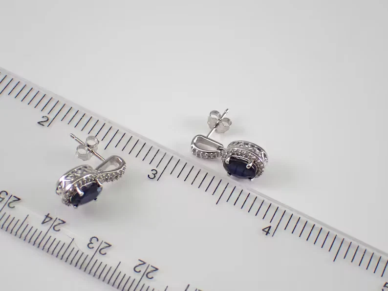 Pendientes colgantes/gotas con halo de zafiro natural de corte ovalado de 3,20 quilates enchapados en oro blanco de 14 quilates Foto 4 de 4