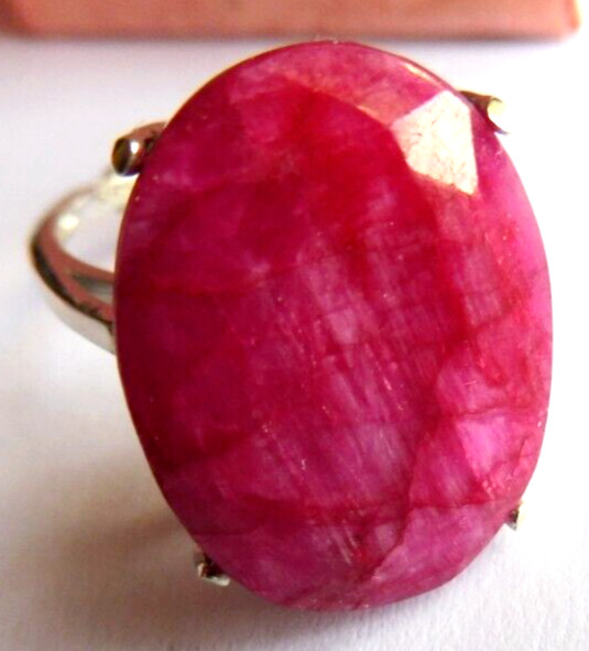 Bague en béryl rubis précieux et argent massif pour une élégance intemporelle