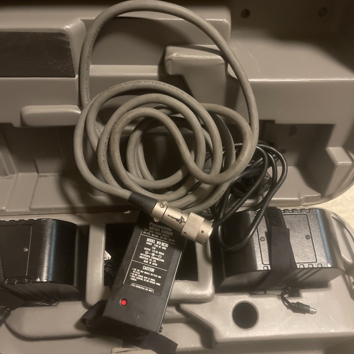 Panasonic 200CLE CCD WV-F200 W/ Canon TV Lens 2 Batteries Charger