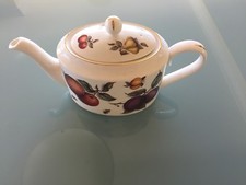 VINTAGE ROYAL GARDEN STAFFORDSHIRE ENGLAND Fruit Bone China large 1.2 L TEAPOT