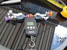 Báscula de pesca electrónica con cinta lateral + 2 soportes de silla para umby o caña