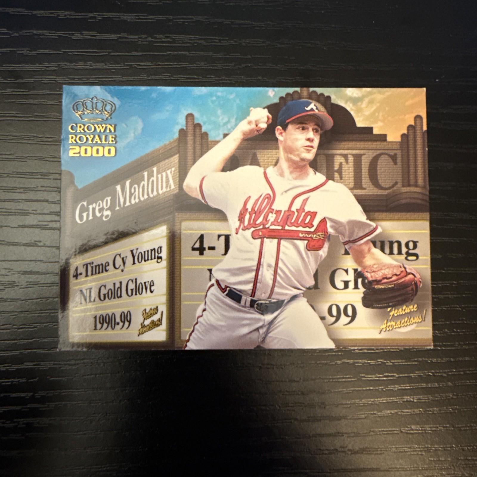 2000 Pacific Crown Royale #3 Greg Maddux Feature Attractions