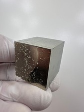 ESPEJO BRILLO__Hermoso cubo de pirita brillante de 1 1/8 ''__Mina Navajun, España