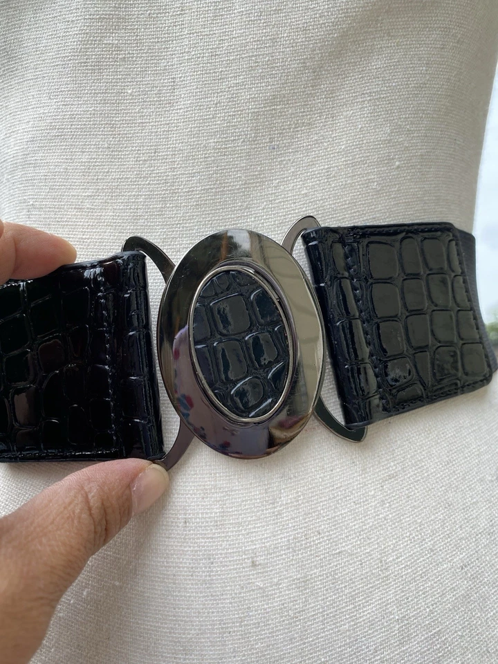 Cinto feminino elástico preto couro sintético crocodilo em relevo pequeno/médio Gunmetal Nine West - Imagem 4 de 4