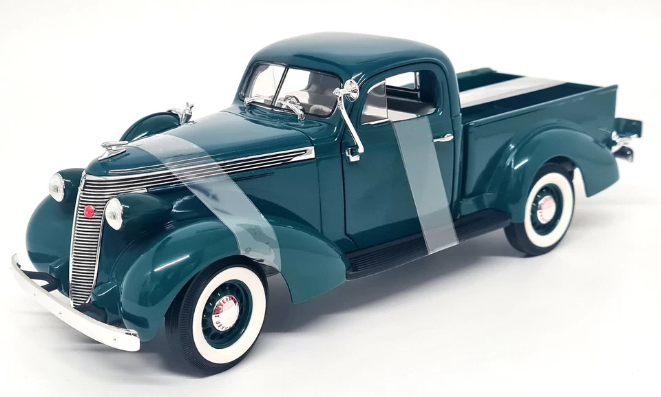 Signature 1/18 Studebaker Coupe Express Pick Up Green 1937 Diecast Model Car - Image 4 of 4