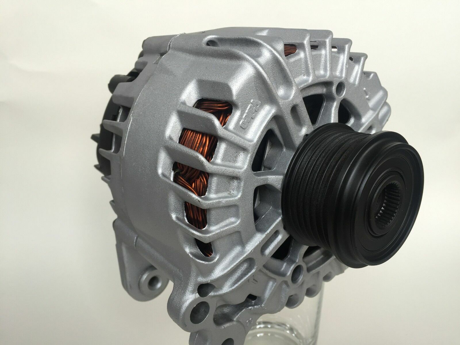 Generatore Valeo per AUDI A4 A5 Q5 2.7 TDi 3.0 TDi 059903019C TG15C190 150A