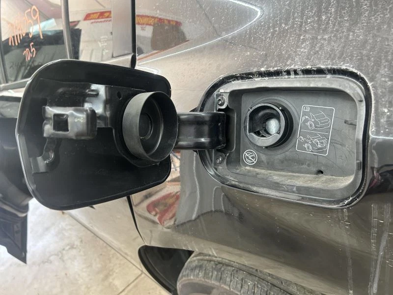 Dodge Charger 2017 puerta de llenado de combustible Foto 2 de 4