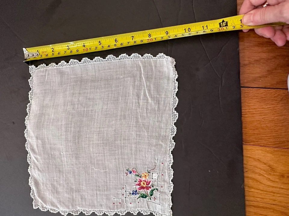 Pañuelo rosado vintage finamente bordado flor ráfaga Foto 4 de 4