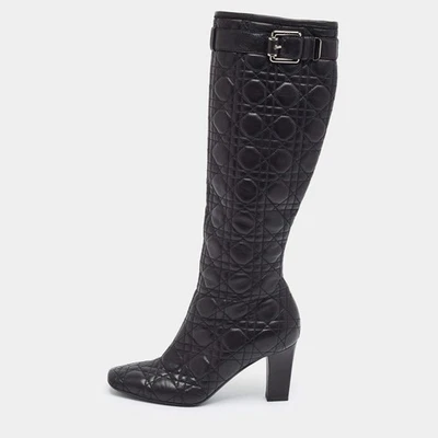 Bottes Dior taille 37,5 en cuir matelassé noir avec boucle et détails longueu... - Photo 1/4
