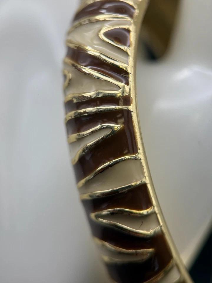 Brazalete Brazalete con Bisagras Estampado Cebra Esmalte Marrón Blanco Tono Dorado Foto 3 de 4