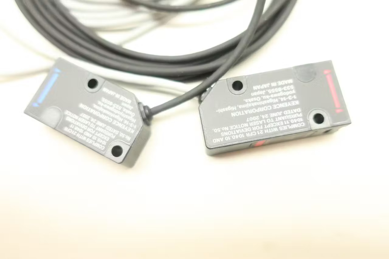 Keyence LV-NH100 Laser Sensor Set