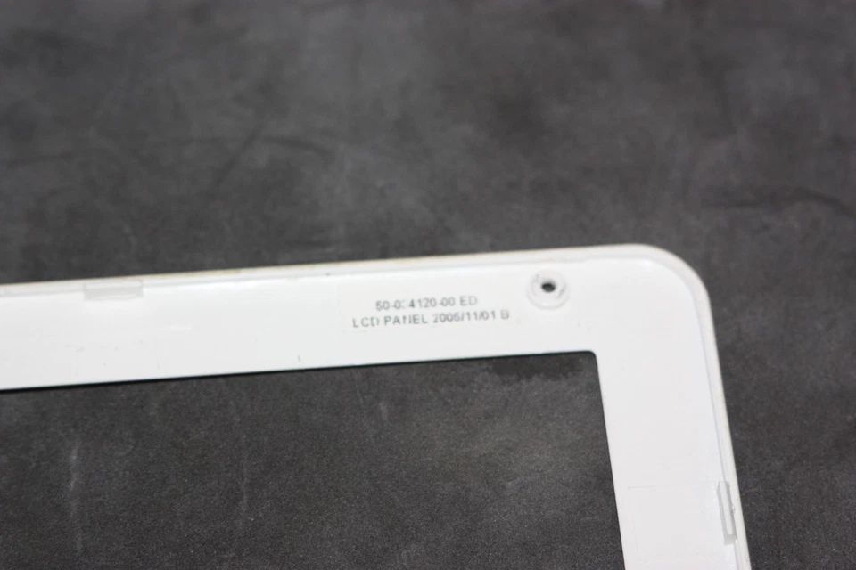 Cubierta de pantalla frontal bisel y tornillos 50-034120-00--Averatec 1000/1050 10,6" portátil Foto 4 de 4