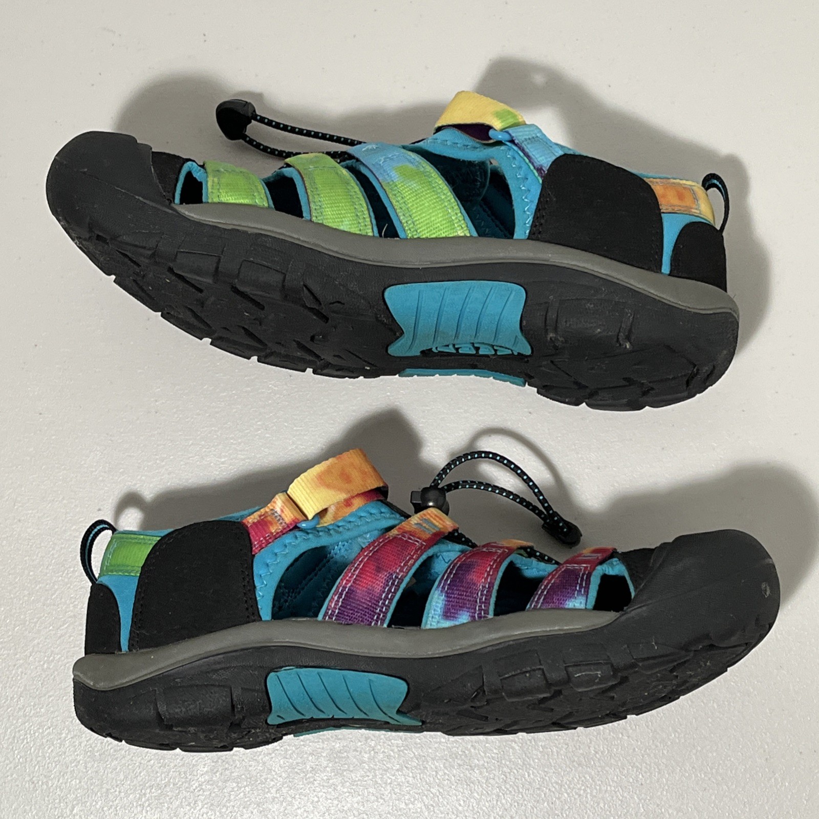 Sandali Keen Newport H2 donna taglia 9 gioventù 7 arcobaleno tie dye scarpe acqua usate in ottime condizioni!