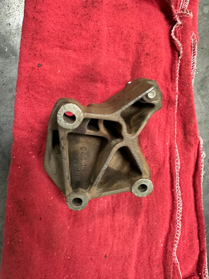 1987 porsche 944 tensioner pulley bracket - Image 2 of 4