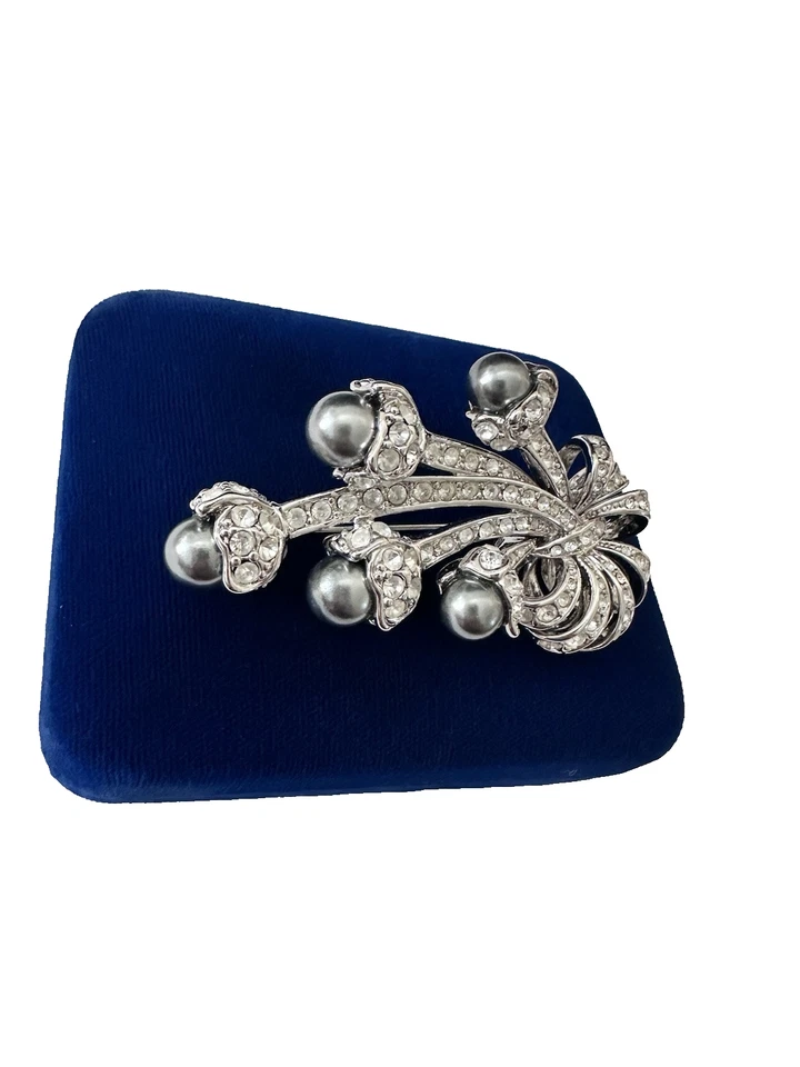 Broche ramo vintage de cinta de perlas sintéticas gris pavé tono plata Nolan Miller 2,5" Foto 2 de 4