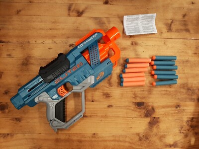 Nerf Elite 2.0 Commander Blaster   mit 12 Nerf Darts     NEUWERTIG 