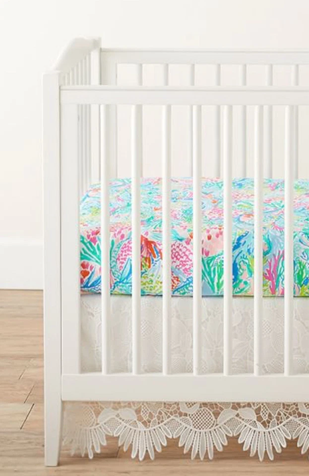 Falda de cuna Lilly Pulitzer X Pottery Barn para niños con borde de ojales blanca decoración de guardería Foto 3 de 4