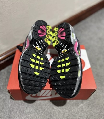 ZAPATILLAS NIKE AIR MAX PLUS TN TUNED NEGRAS HIPERROSA (GS) (FN3846 001) TALLA 6 REINO UNIDO - Imagen 3 de 6