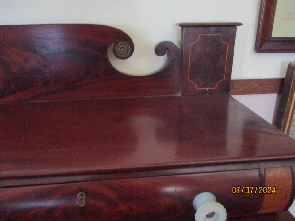 Cajonera antigua imperio americano con incrustaciones de caoba y arce Foto 4 de 4