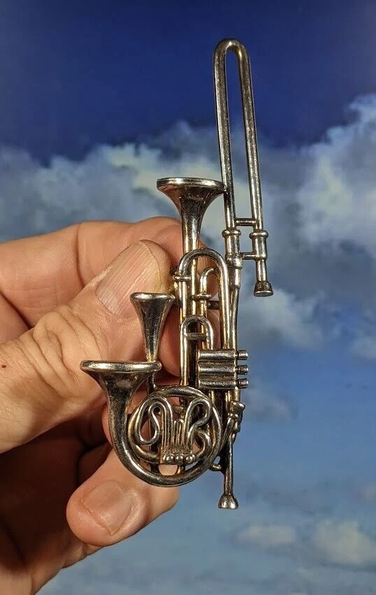 Broche prendedor instrumento de latón trompeta fantasía plata peltre vintage 102 mm en caja de regalo Foto 2 de 4