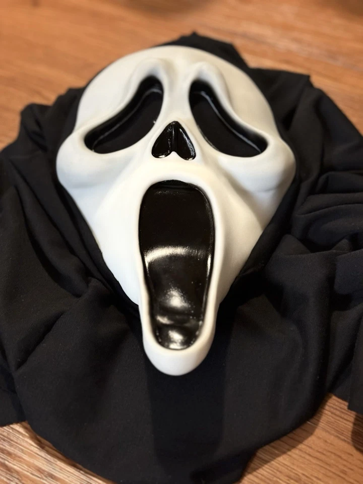 Deluxe Scream 5 (2022) Production Style Killer Mask - Image 4 of 4