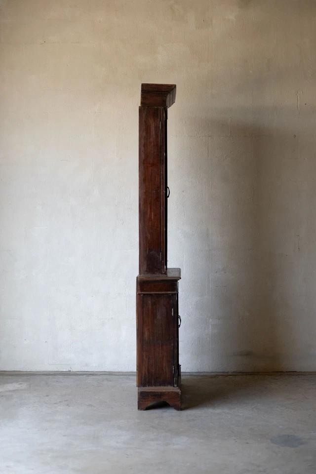 Librería Calcuta de principios de siglo con interior blanco y vidrio Foto 4 de 4