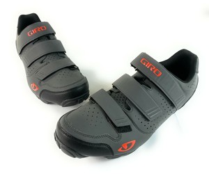 tenis mountain bike