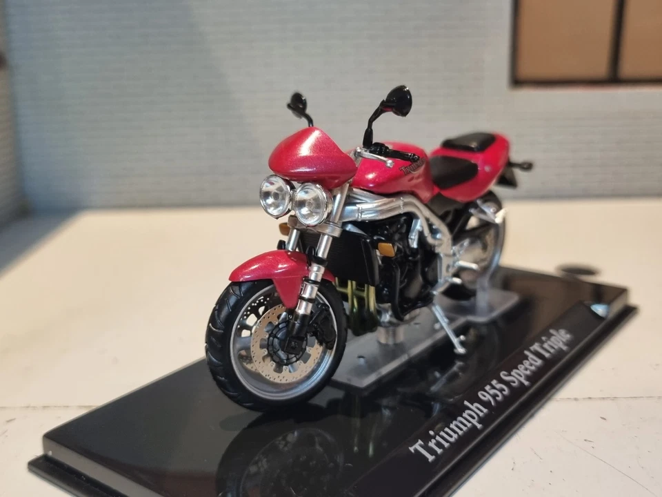 Triumph 955 Speed Triple Red Motorbike Superbike 1:24 Diecast Scale Model Atlas - Image 3 of 4