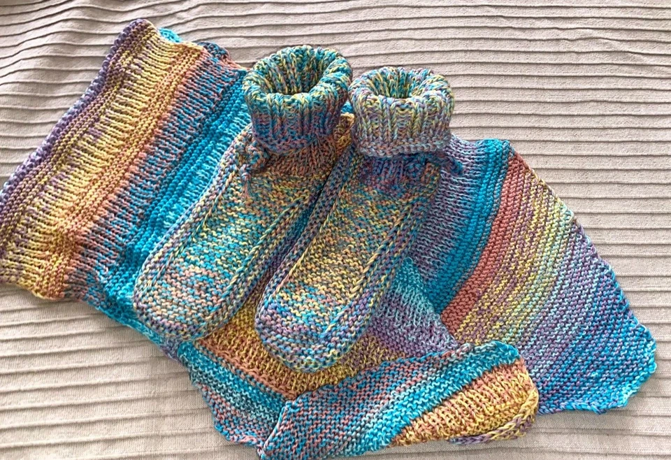 Handgestrickte Puschen, Socken 39/40 und Schal Regenbogenfarbe Selbstgestrickt - Bild 3 von 4