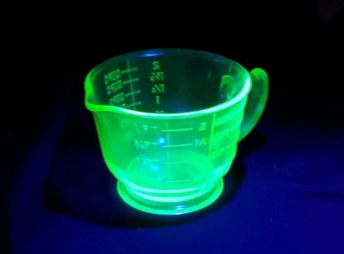 Hazel Atlas Uranium Glass 2 Cup Measuring And Mixing Cup Vintage