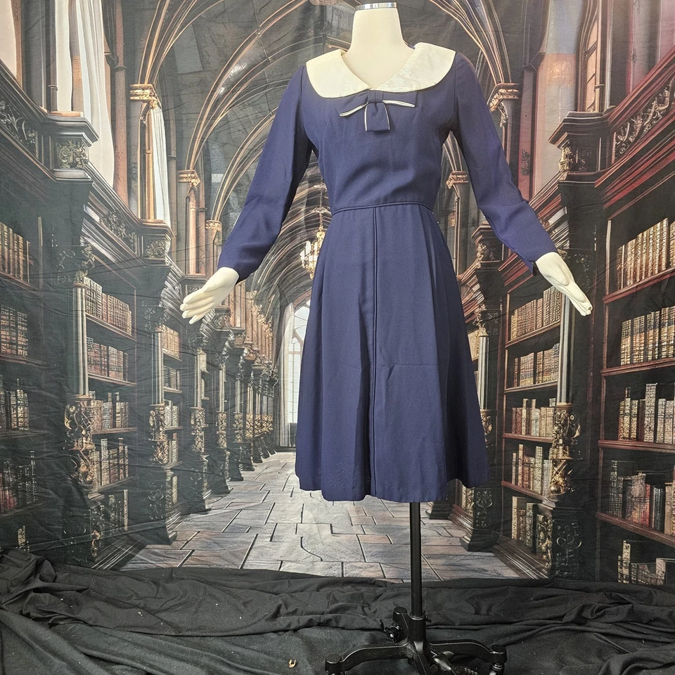Vestido vintage década de 1960 azul escuro colarinho branco arco retrô - Imagem 2 de 4