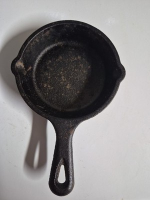 Small Mini Lodge #2 Cast Iron Skillet Fry Pan Double Pouring Spout Made in USA 