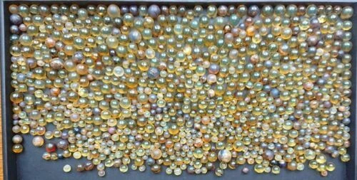 Gioielli e gemme di ambra blu