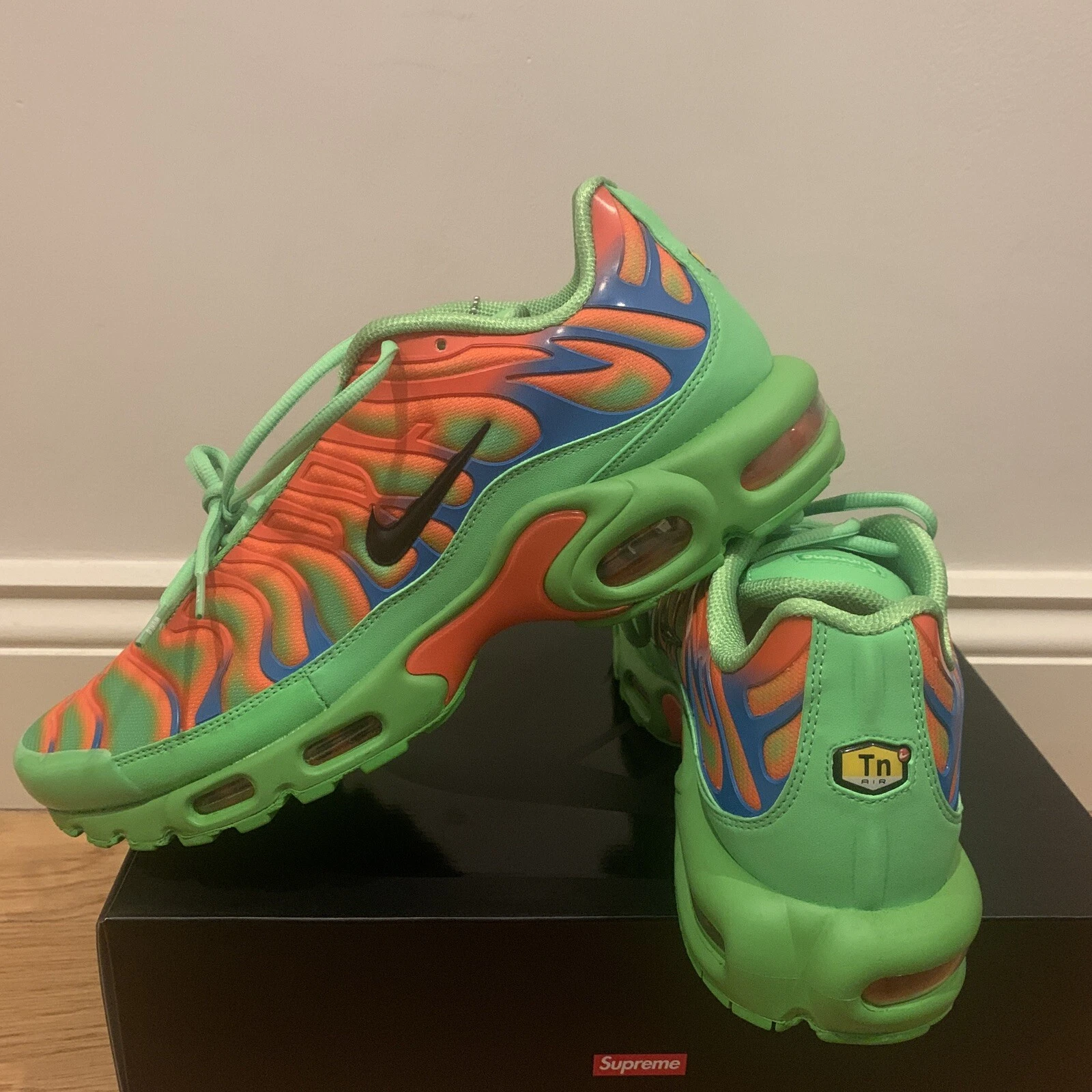 Air Max Plus TN x Supreme   Héros vert moyen, noir bleu, Royaume Uni 11,5