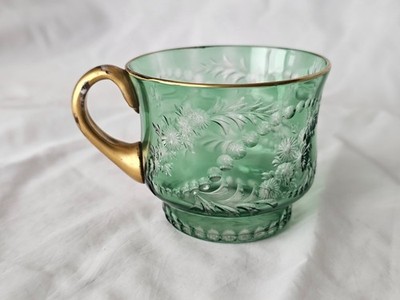 EIN BEZAUBERNDER ENGLISCHER TASSE VON STEVENS & WILLIAMS, UM 1890, INTAGLIO CUT DESIGN