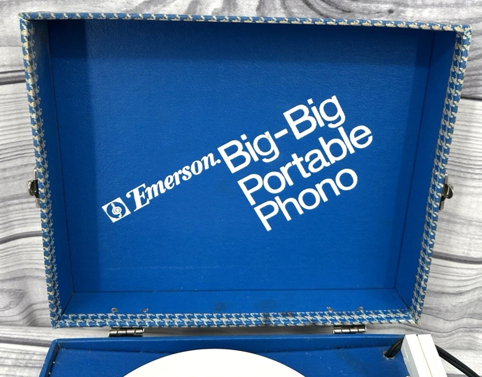 VINTAGE EMERSON BIG-BIG PORTABLE PHONO 3 SPEED RECORD PLAYER - Image 4 of 4