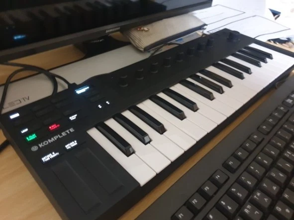 NATIVE INSTRUMENTS / KOMPLETE KONTROL M32 / SMALL KEYBOARD CONTROLLER - Image 2 of 3