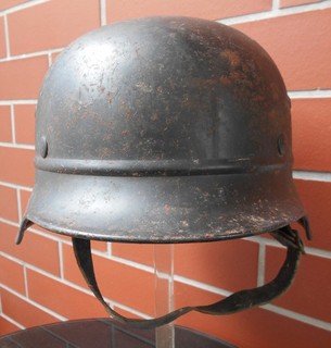 Elmetto in acciaio con foglietto PROPRIETÀ DELLA CAPITALE IMPERIALE BERLINO 1940 e timbro Q66