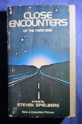 VINTAGE 1977 CLOSE ENCOUNTERS OF THE THIRD KIND PAPERBACK ( SPIELBERG, 1977 )