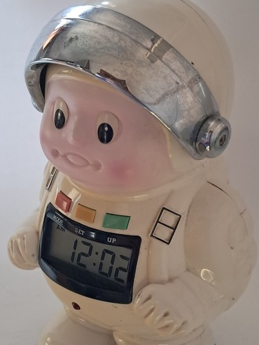 Vintage NASA Spaceman digital Alarm Clock 9" Figure retro astronaut Doll works - Imagen 10 de 10