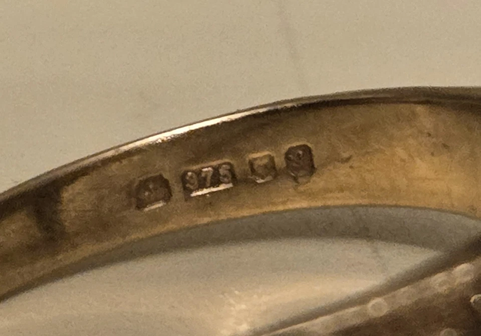 Anillo de oro de 9 quilates con rubí y diamantes de oro amarillo con sello talla M 1/2 Foto 4 de 4