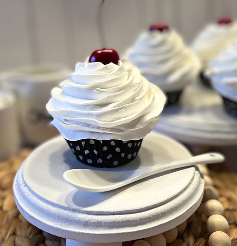 DEZICAKES Fake Cupcakes Vanille Kunstfutter 3er Set Uni Vanille Cupcakes - Bild 2 von 9