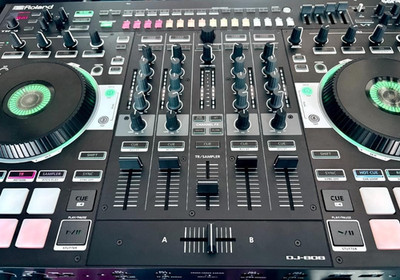 Roland DJ-808 4-Channel Serato DJ Controller Built-in TR Drum Machine