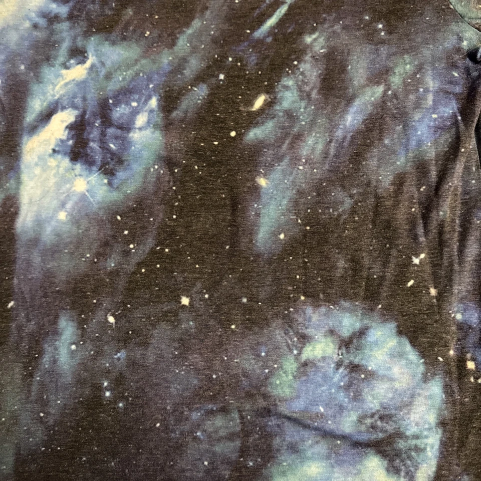 Camiseta masculina On The Byas média algodão preta azul bolso abstrato galáxia - Imagem 3 de 4