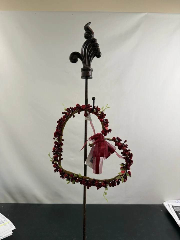 SOPORTE DE EXHIBICIÓN ANTIGUO ORNAMENTADO de hierro fundido de 30"; sombreros, carteras, coronas... en muy buena condición Foto 4 de 4