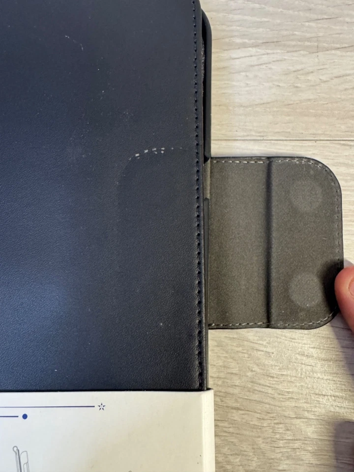 Hudl Official Tesco 7" Real Leather Case and Built-in Stand - Image 3 of 4