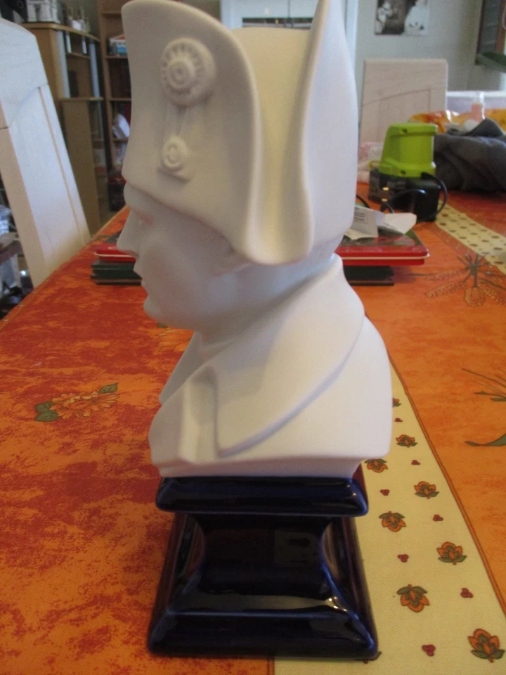 BUSTE DE L' EMPEREUR NAPOLEON EN PORCELAINE BLANCHE BISCUIT ET BLEU - LIMOGES - Photo 2/4