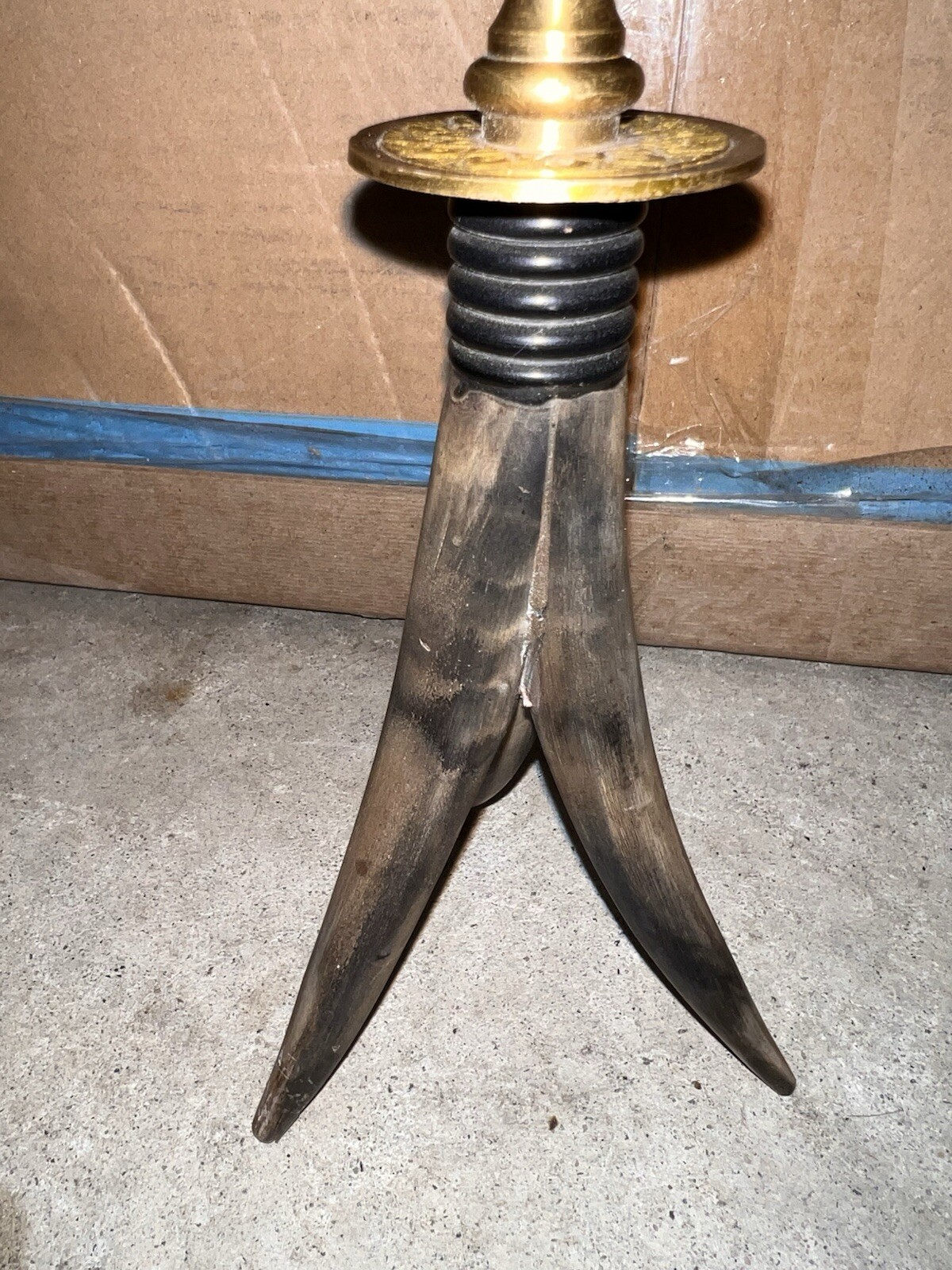 Distinctive Magnifying Glass Tabletop Brass Tripod Horn Legs Vintage Desk Item 